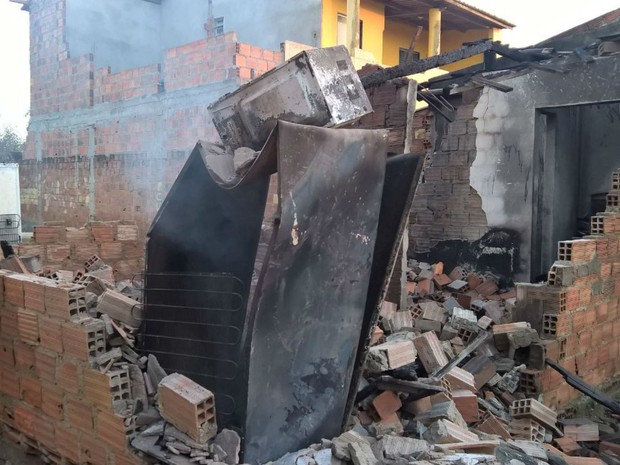 Incêndio atingiu residência na cidade de Feira de Santana, na Bahia (Foto: Ed Santos/Acorda Cidade)