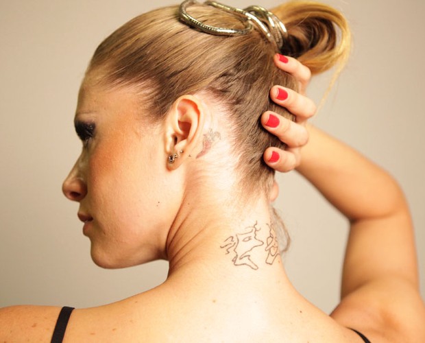 Rachel Gutvilen tatuou as máscaras gregas aos 18 anos, quando despertou sua paixão pelo teatro (Foto: Domingão do Faustão/ TV Globo)