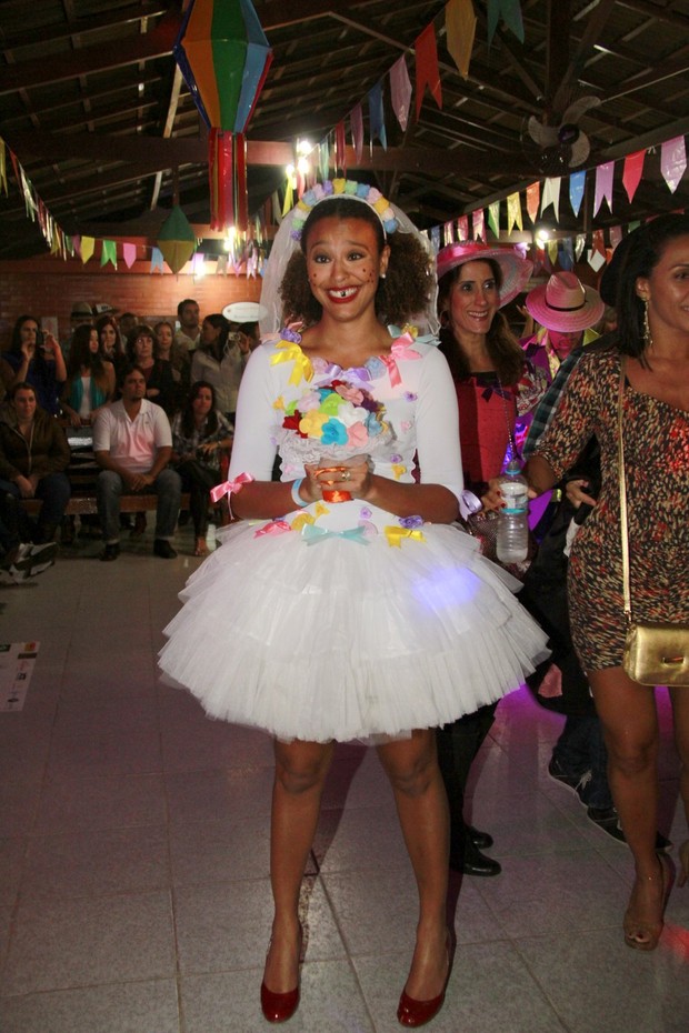 Sheron Menezzes vestida de noiva junina (Foto: Isac Luz/EGO)
