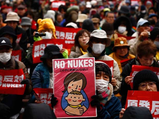 Manifestantes protestam pelo uso de Usina Nuclear para geração de de energia. (Foto: Thomas Peter / Reuters)