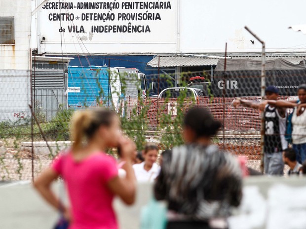 Familiares de presos aguardam notícias em frente o Centro de Detenção Provisória de Vila Independência, na zona sul de São Paulo, na tarde desta sexta-feira  (Foto: Ale Vianna/Eleven/Estadão Conteúdo)