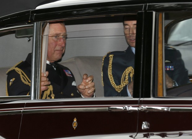 Principe Charles chega para o batizado do Principe George (Foto: Reuters / Agência)