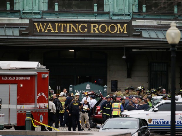 Equipes de emergência foram chamadas após trem descarrilar e bater na estação Hoboken, em Nova Jérsei (Foto: Julio Cortez/AP)