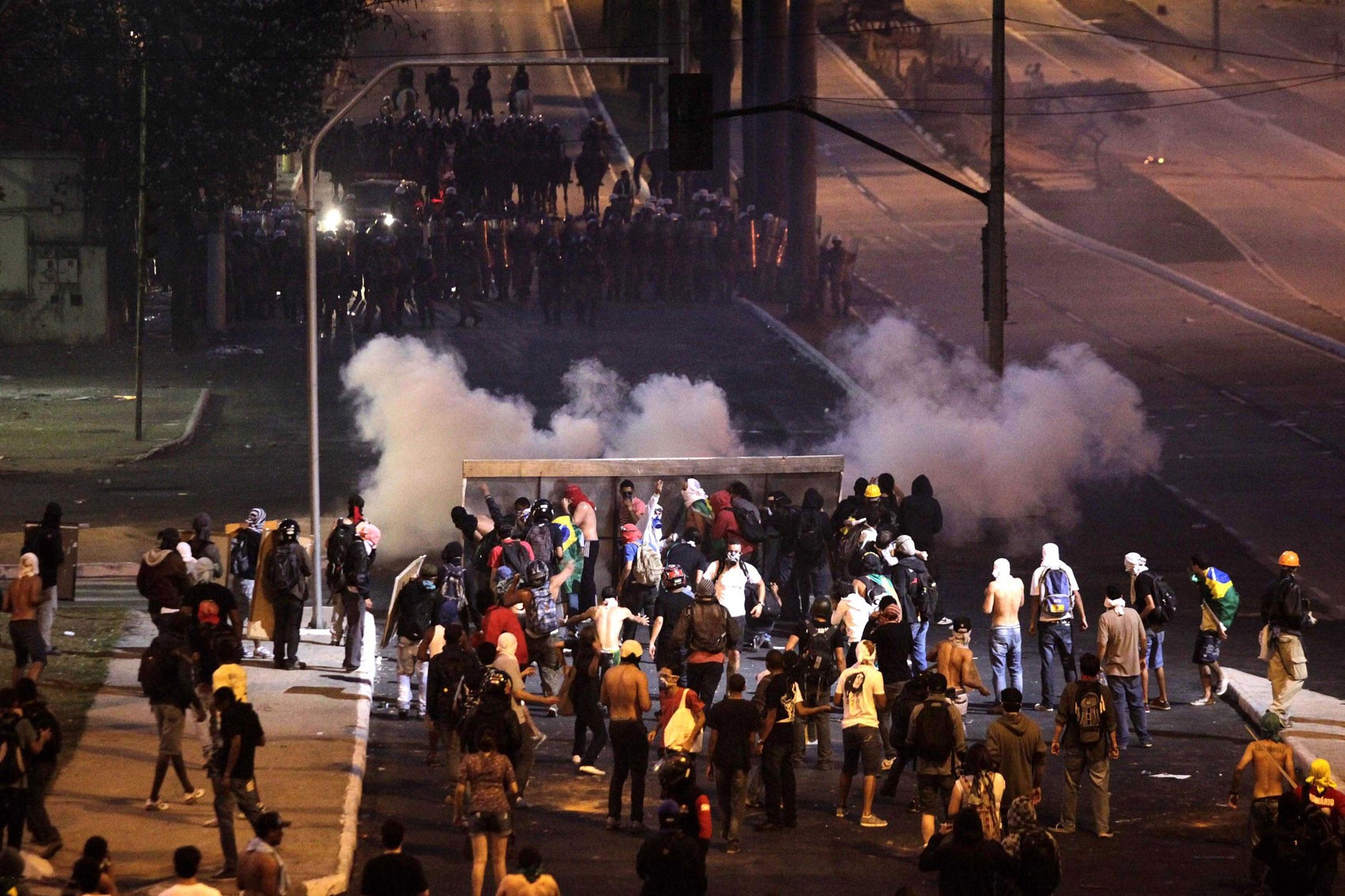 22/06 - Manifestantes (abaixo) montam barricada durante enfrentamento com a Polícia Militar neste sábado, em Belo Horizonte (Foto: Alexandre C. Mota/Reuters)