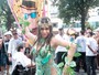 Alessandra Negrini rouba a cena em bloco de carnaval com fantasia sexy