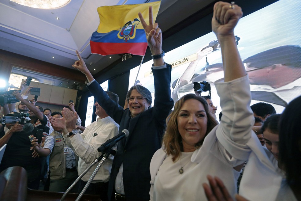 Opositor Guilhermo Lasso comemorou, neste domingo (2), resultados de pesquisa que aponta ele como futuro presidente do Equador (Foto: Juan Cevallos / AFP)