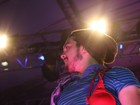 Luan Santana ganha sutiãs de fãs durante show