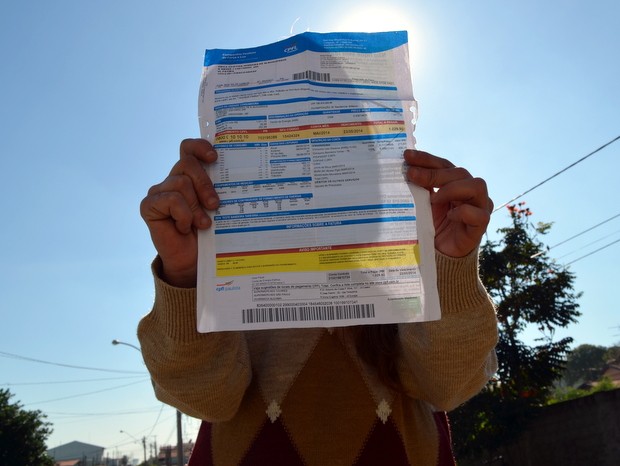 Moradora de Piracicaba se assustou ao receber conta de luz de R$ 1 mil (Foto: Fernanda Zanetti/G1)