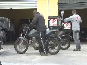 Lei exige curso para motofretistas e mototaxistas (Foto: Reprodução/TV Vanguarda)