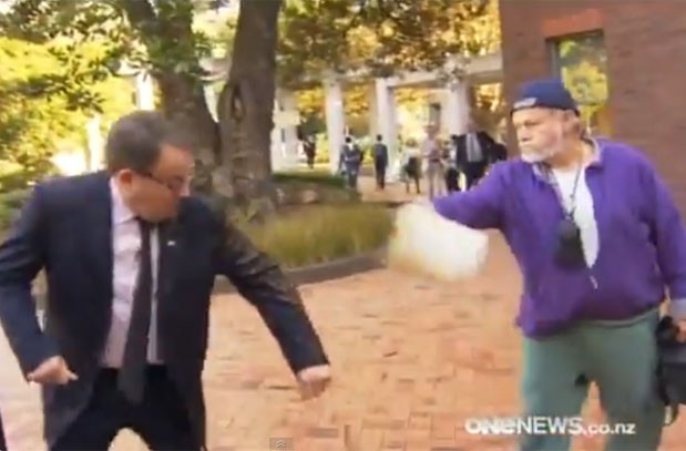 Castislav Bracanov foi multado por jogar estrume de cavalo em político neozelandês (Foto: Reprodução/YouTube/ONE News)