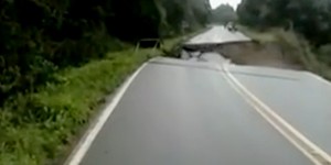 Vídeo mostra desmoronamento 
de pista em rodovia de SC; veja (Reprodução/TV Globo)