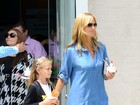 De calça jeans e camiseta, Heidi Klum leva filhos à sorveteria, em LA