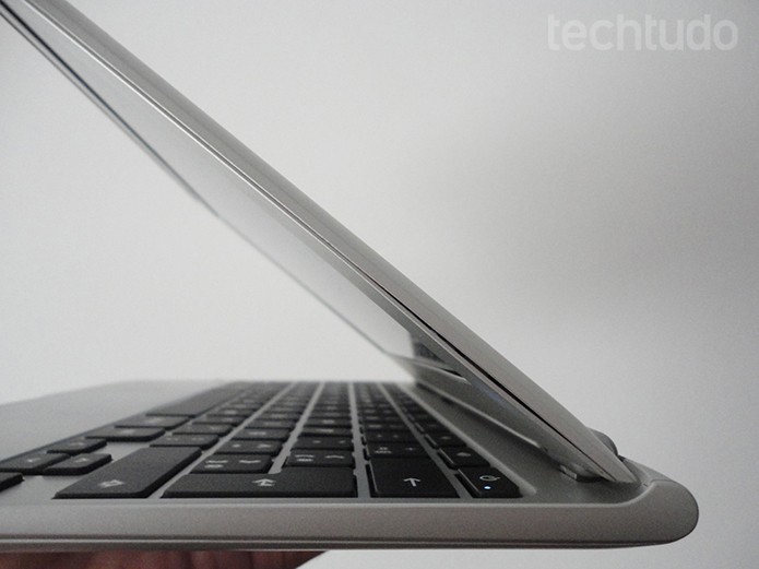 Samsung Chromebook é fino e leve, com apenas 1,68 cm de espessura e 1,1 kg (Foto: Paulo Alves/TechTudo)
