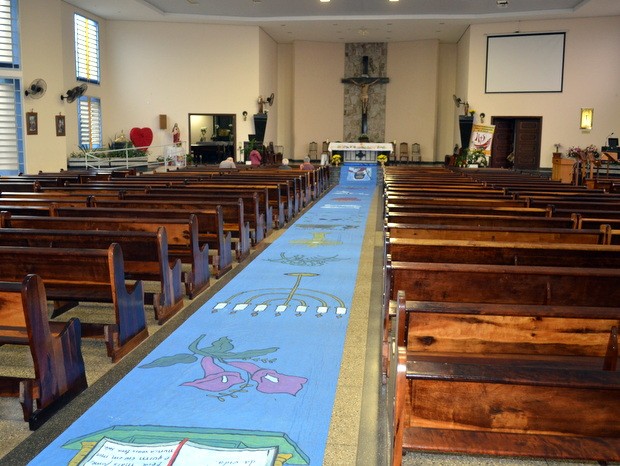 Paróquia Nossa Senhora Aparecida trocou pó de serra por tecido em tapete (Foto: Leon Botão/G1)