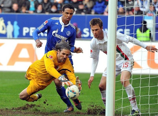 Goleiro Jentzschillo, do Augsburg, é observado pelo companheiro Langkamp e porMatip, do Schalke, (Foto: EFE)