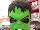 Luciano Camargo posa com máscara do Hulk em apoio à seleção
