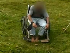Idoso tem mãos amarradas a cadeira de rodas em abrigo de Goiás (Foto: Reprodução/ TV Anhanguera)