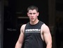 Nick Jonas exibe brações musculosos ao sair da academia