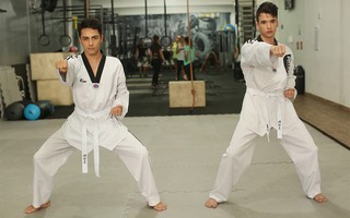 Marcos Gongalves dá aula de taekwondo para Gabriel Leão e Junior Coelho (Foto: Iwi Onodera / EGO)