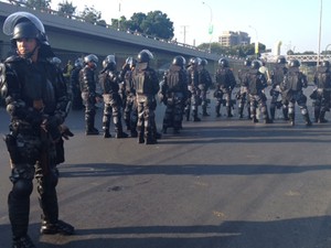 Tropa de Choque fecha a Radial Oeste e impede a chegada de manifestantes (Foto: Luis Bulcão/G1)