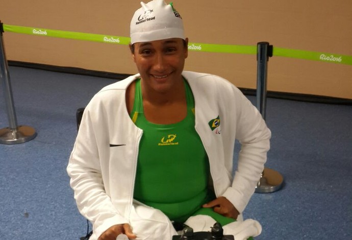 Descrição da imagem: Patricia Pereira sorri após ficar em quinto nos 50m peito (Foto: Lydia Gismondi)
