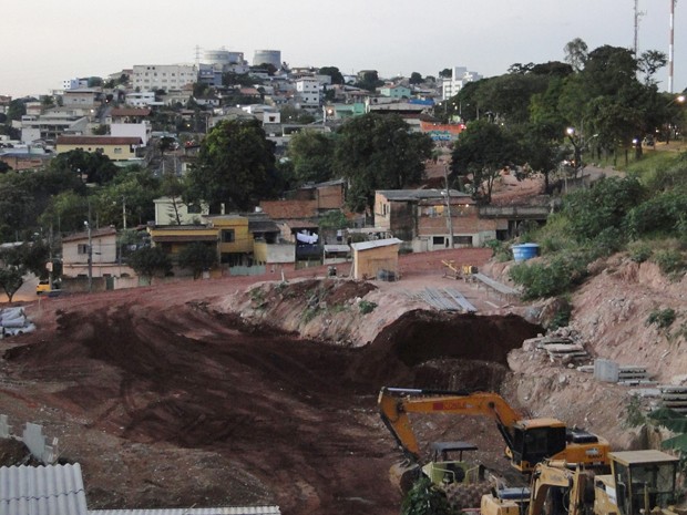 Depois de ser retirada da matriz da Copa, obras da Via 710 devem ser concluídas em 2016 (Foto: Raquel Freitas/G1)