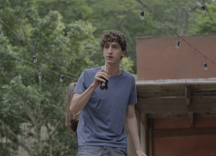 Cesário sobe em cima da mesa e grita na frente de todos (Foto: TV Globo)