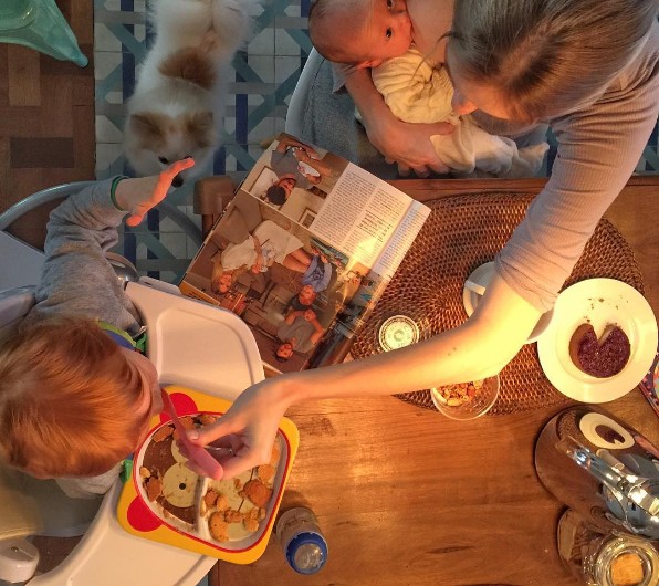 Carol Trentini durante café da manhã com os filhos (Foto: Reprodução / Instagram)