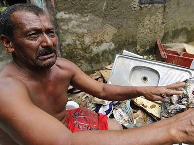  O pedreiro José Damião Sobrinho, de 57 anos, procura há 10 dias um saco de dinheiro levado por enchente em Cubatão (SP). Ele perdeu R$ 2.700 durante as enchentes que atingiram a cidade, após economizar todos os salários para voltar para Pernambuco. (Foto: Carlos Nogueira/Jornal A Tribuna)