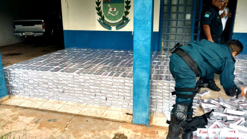 Cada um dos 3170 pacotes tinham 10 carteiras de cigarro (Foto: Polícia Militar/Divulgação)