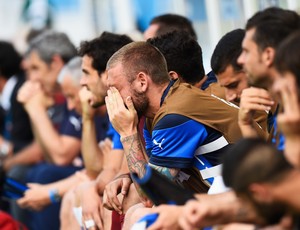 De Rossi, volante da Itália, acompanha jogo com Uruguai