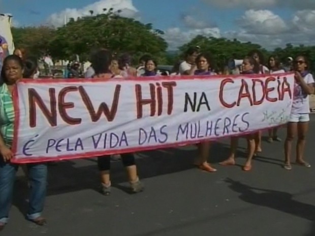 protesto aconteceu na chegada dos músicos da new hit (Foto: Imagens / TV Bahia)