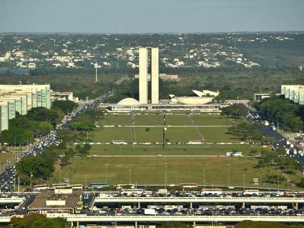 Muros são colocados em gramado em frente ao Congresso Nacional para separar manifestantes pró e contra o impeachment da presidente Dilma Rousseff, em Brasília (Foto: Alexandre Bastos/G1)