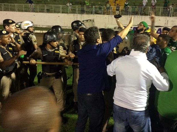 Jogadores do Guarani entraram em confronto com a PM após o final do jogo contra o Boa Esporte em Varginha, MG, pela final da Série C do Campeonato Brasileiro (Foto: Murilo Borges/GE) Jogadores do Guarani entraram em confronto com a PM após o final do jogo contra o Boa Esporte em Varginha, MG, pela final da Série C do Campeonato Brasileiro (Foto: Murilo Borges/GE)