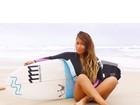 Rafaella Santos volta a posar de surfista e filosofa