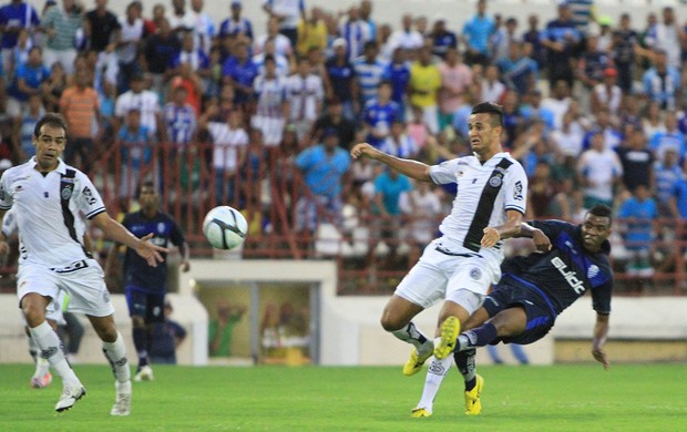 Cledmentino marca o primeiro gol do Azulão (Foto: Ailton Cruz/ Gazeta de Alagoas)