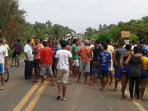 Moradores protestam por fechamento de PPO na PI-130 (Foto: Francisco Sales/Arquivo pessoal)