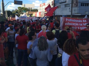 Manifestantes se concentram no bairro do Tirol, na Zona Sul de Natal (Foto: Fernanda Zauli/G1)