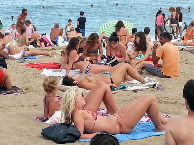 Turistas estranharam topless em La Barceloneta, em Barcelona (Foto: Alexandre Lopes / G1)