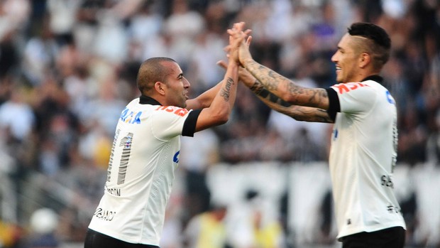 Emerson Sheik e Guerrero comemoram quarto gol do Corinthians (Foto: Marcos Ribolli)