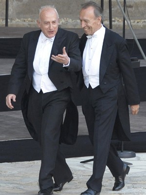 O maestro italiano Claudio Abbado (à dir.) com o pianista Maurizio Pollini em foto de maio de 2008 (Foto: AFP PHOTO DDP/ MICHAEL GOTTSCHALK)