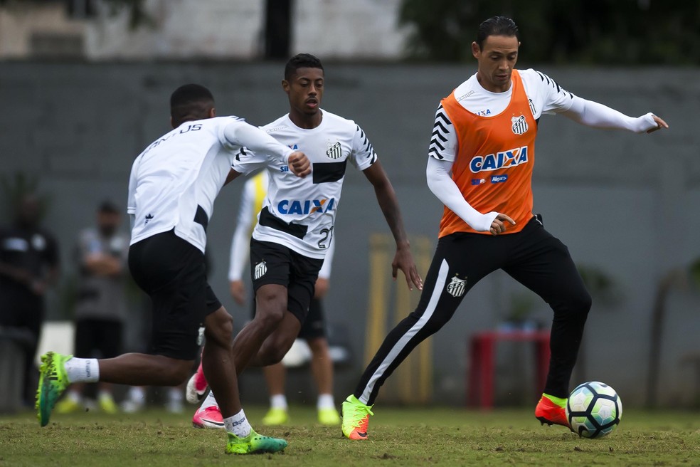Com Ricardo Oliveira (à dir.) no comando do ataque, Santos enfrenta o Sporting Cristal em busca da liderança  (Foto: Ivan Storti/Santos FC)