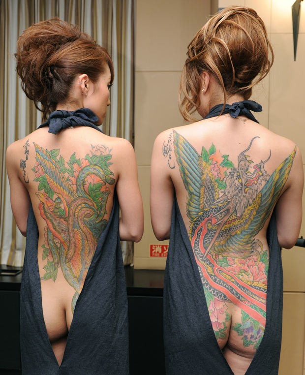 Mulheres exibem tatuagens  feitas pelo artista Horiyoshii III. (Foto: Toru Yamanaka/AFP)
