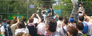 Fãs homenageiam Senna em local de acidente (Felipe Siqueira/Globoesporte.com)