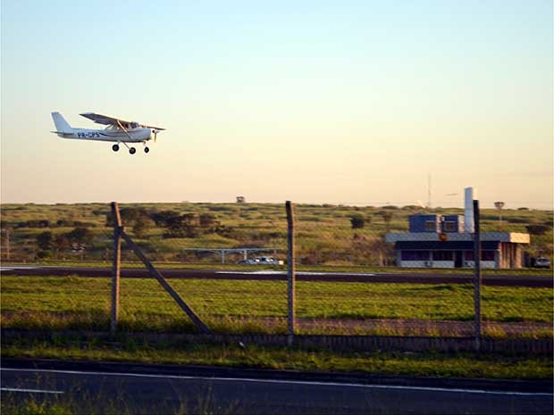 Avião pousa no Aeroporto Estadual Campos dos Amarais, em Campinas (Foto: Luciano Calafiori/G1 Campinas)