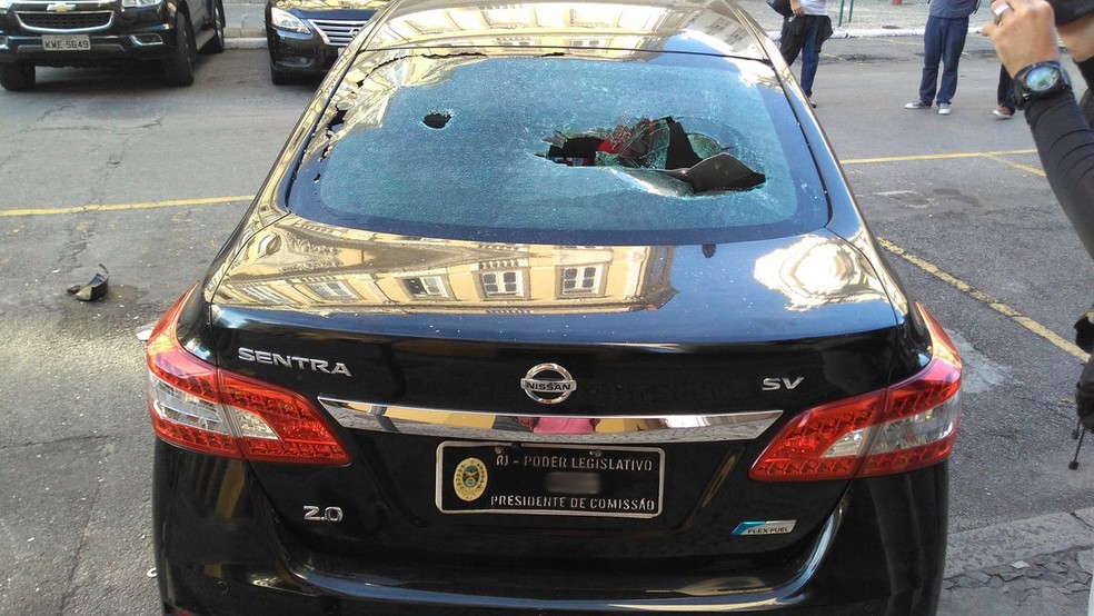 Carro oficial da Alerj foi depredado por manifestantes (Foto: Alessandro Ferreira/G1)