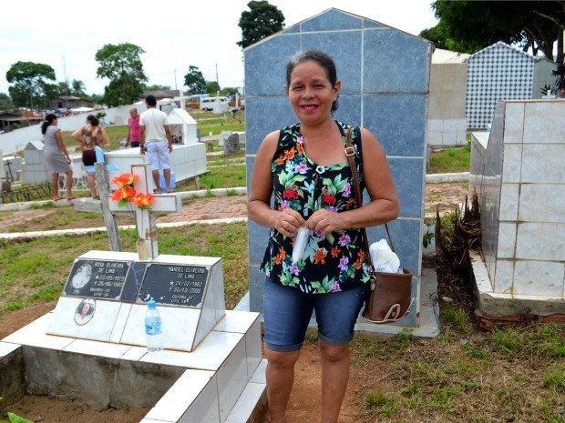 Maria Raimunda Lima visita o túmulo dos pais, do irmão e do sobrinho todos os anos  (Foto: Quésia Melo/G1)