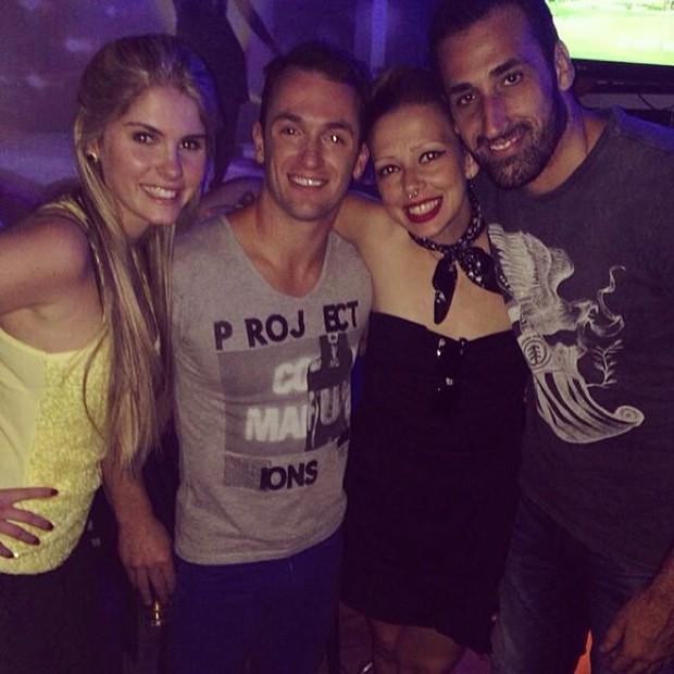 Bárbara Evans e Diego Hypólito com amigos (Foto: Instagram / Reprodução)