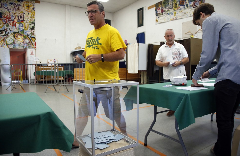Pessoas votam no 2º turno da eleição parlamentar francesa em Bayonne, no sudoeste do país (Foto: Bob Edme/AP)