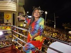 Anitta usa look colorido e tranças para puxar trio em Salvador